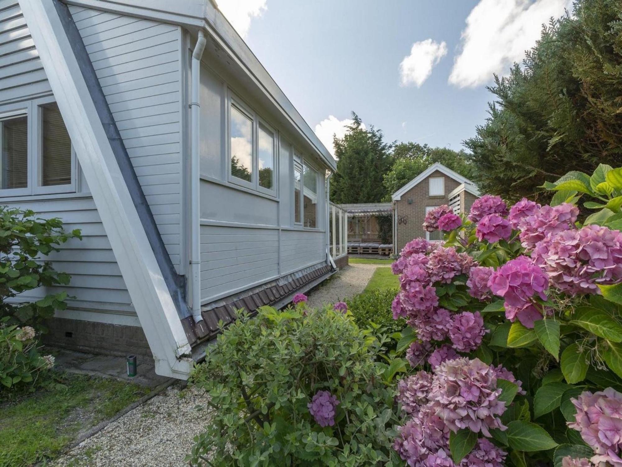 Cozy Holiday Home With Garden Sint Maartensvlotbrug エクステリア 写真